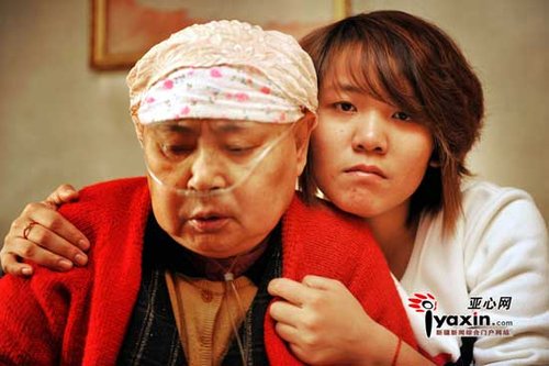 女儿卖房救癌症晚期母亲 出院无处去朋友收留