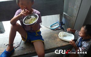 福利院铁链拴养儿童续：院长认错称实在没办法