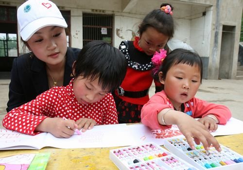 央企共青团开展 关爱农民工子女志愿服务 (图)