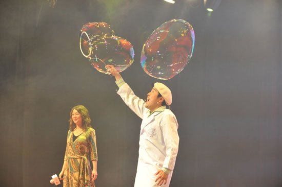 中日科技教师交流暨大型科学趣味实验表演举行