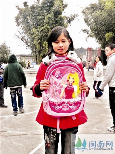 长汀368名孩子背上新书包