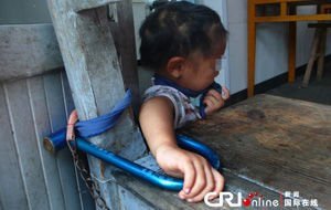 福利院铁链拴养儿童续：院长认错称实在没办法