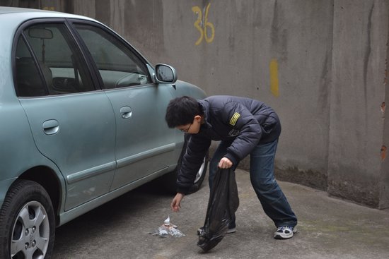 刘予涵:捡垃圾保护小区环境(图)