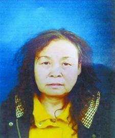 女子举寻人启事下跪寻母 称砸锅卖铁也给酬金