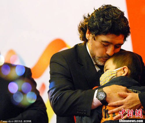 马拉多纳京城流露感性一面 深情拥抱癌症小患