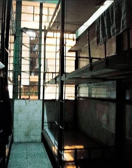 实拍香港"棺材房" 1.4平米月租1450港币