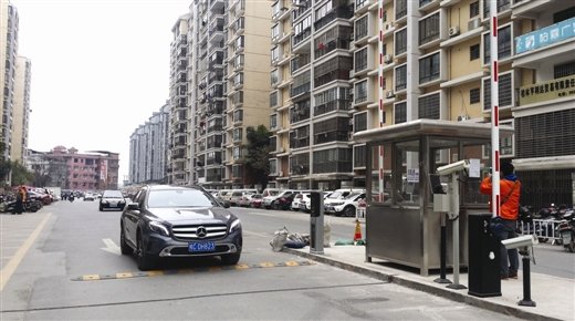 桂林两小区之间规划道路建停车场收费受质疑_