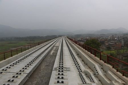 贵广高铁灵川段首架方向无砟轨道道床板施工顺利完工_频道-桂林_腾讯网