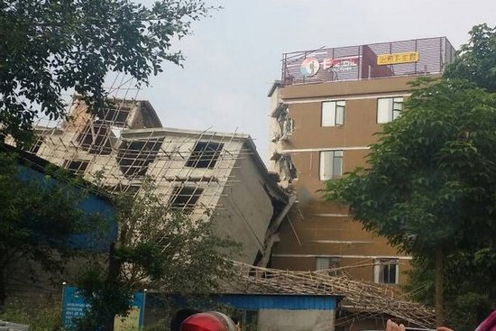 桂林金鸡岭路一栋正在改建的6层楼房半夜倒塌