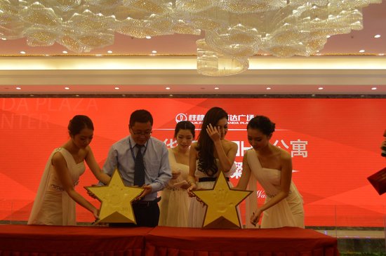 桂林万达样板间盛装开放 温碧霞亲临助阵星光