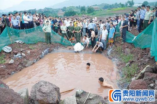 贵阳一建筑工地内发生悲剧:三个娃娃溺亡深塘