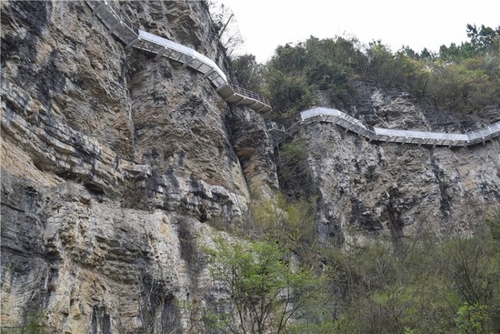 4月2日双龙镇巫山峡谷迎来小长假首日游客高