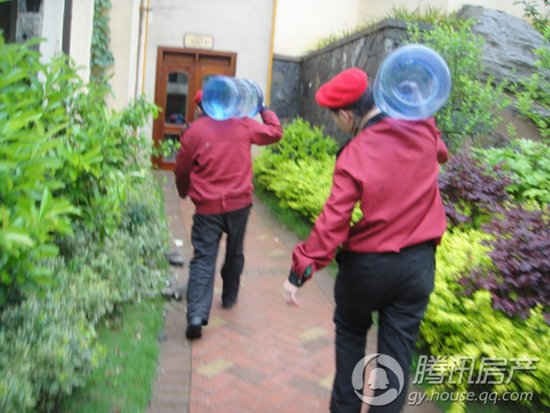 中铁·逸都国际送水入户 温暖业主心