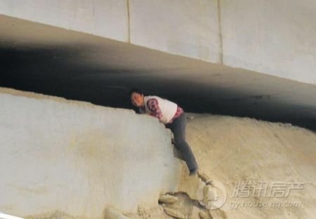 北京西路 市民冒险从桥洞下缝隙过马路