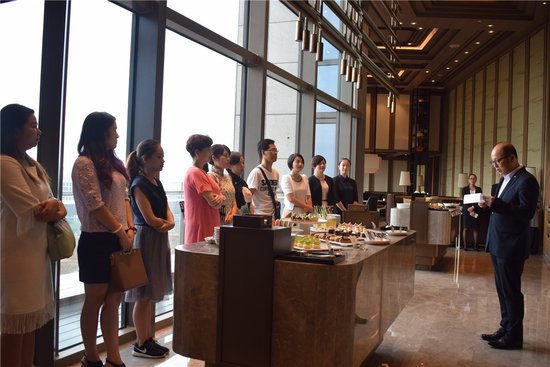 贵阳新世界酒店总经理卢业强发表欢迎致辞及此次活动的相关介绍,他说