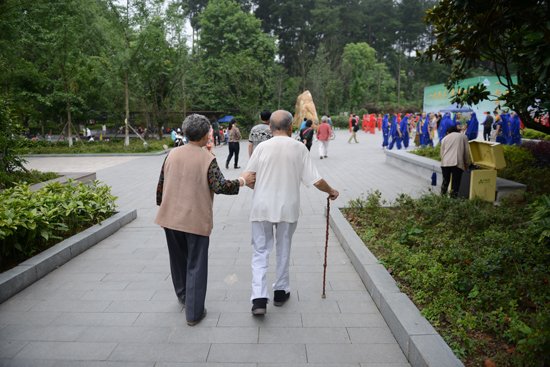 湿地公园幸福的老人
