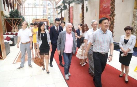 华尔街金融大师吉姆·罗杰斯做客中国·哈尔滨