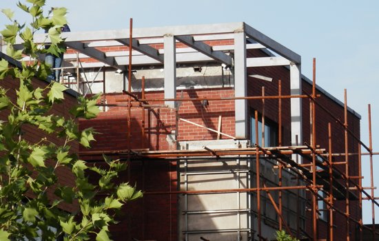 北京海淀区永泰·自在香山小区私搭乱建屡禁不