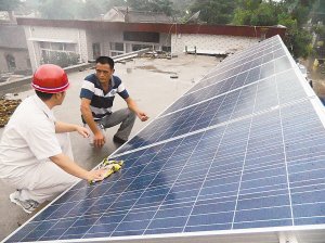 投资近两万 河北临漳农民房顶建起太阳能发电