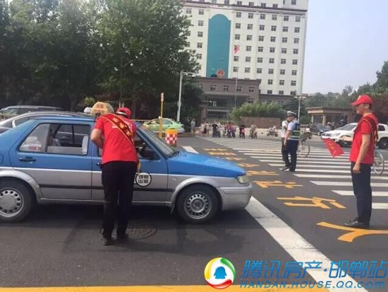 邯郸荣盛地产在行动 ▏文明出行 礼让斑马线_