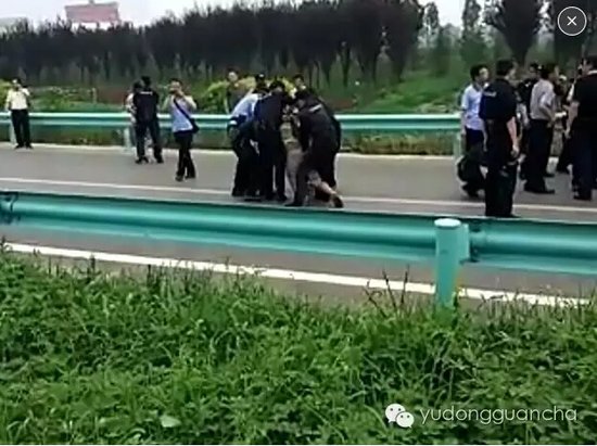 邢台市灾区群众堵路要说法_频道-邯郸