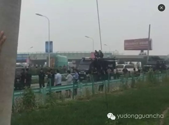 邢台市灾区群众堵路要说法_频道-邯郸