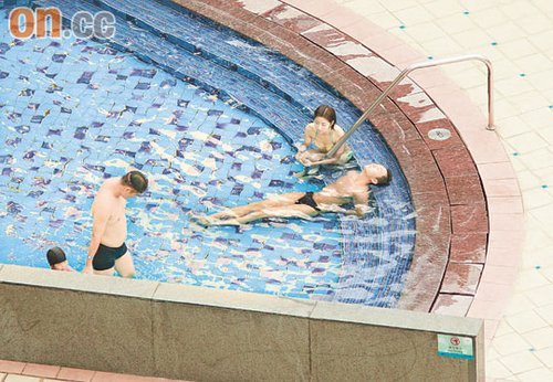 组图:女星与男友鸳鸯戏水 摸胸推油火辣激情_