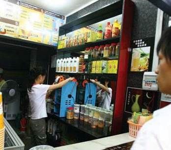 遍布三镇的奶茶店生意异常红火.本报记者李鹏摄