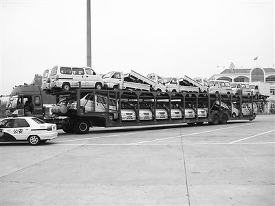 大车太贪吃竟装下28辆小车(图)