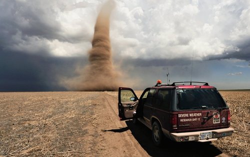 美国摄影师17年追拍数百场龙卷风(图)