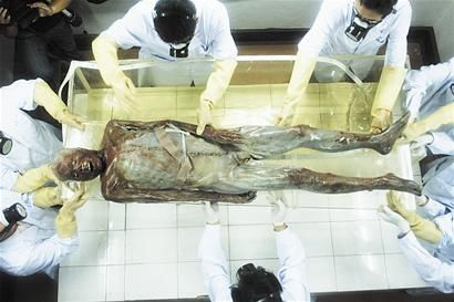 荆州博物馆两千年古尸“住”进10万元新家_荆楚各地_大楚网_腾讯网