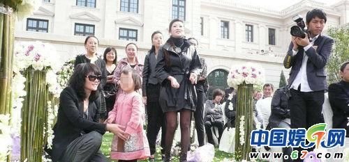 王菲李亚鹏全家前往<em>王学兵</em>婚宴 <em>女儿</em>接花球_娱