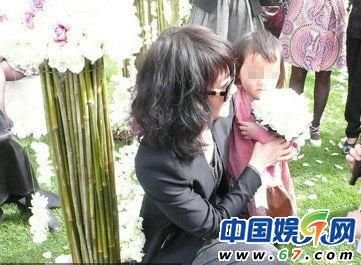 王菲李亚鹏全家前往<em>王学兵</em>婚宴 <em>女儿</em>接花球_娱
