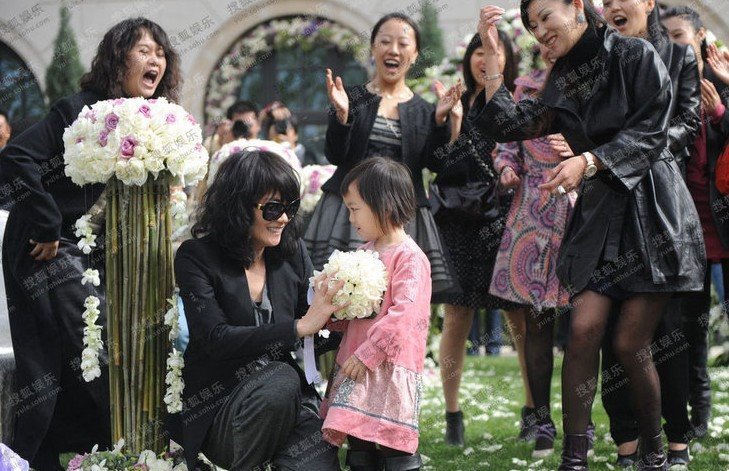 [贴图]<em>王学兵</em>孙宁大婚 王菲<em>女儿</em>李嫣接花球首度