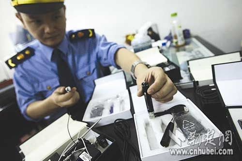华中电脑数码城出售偷拍机被查扣 外观为圆珠