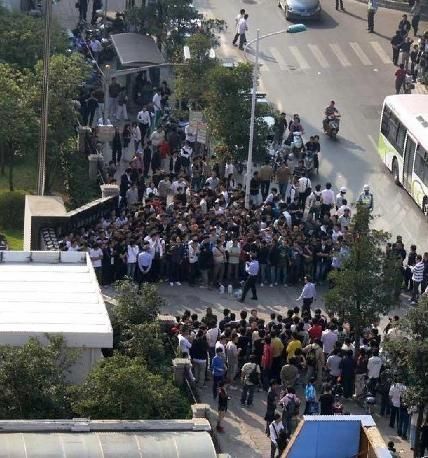 网友围堵学校要求上海打人女生道歉(组图)_国