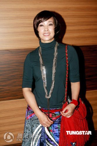 组图:亚姐<em>用隐形胸衣</em>违规 刘晓庆支持胸部比美