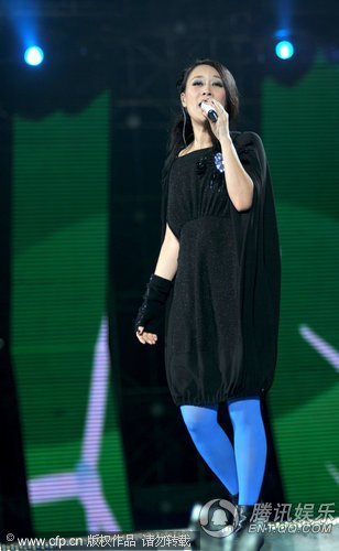 那英穿丝袜演出成蓝精灵