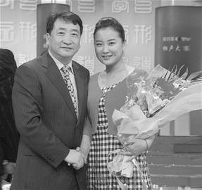 图为:著名相声演员 姜昆 与 贾玲 合影