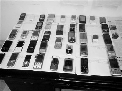 建港中学学生上课玩手机 半个月缴了56部(图)_