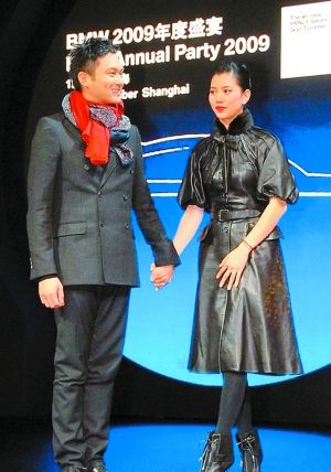  明星夫妻 秀恩爱 甄子丹揽蛮腰董洁夫妇十指紧