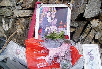 凋零的鲜花与婚纱照作伴
