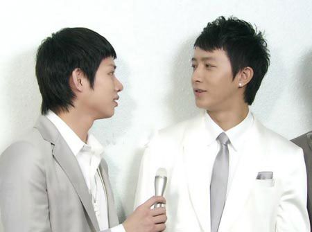 韩庚难忍嘲讽求解约 金希澈博客放合照表感谢