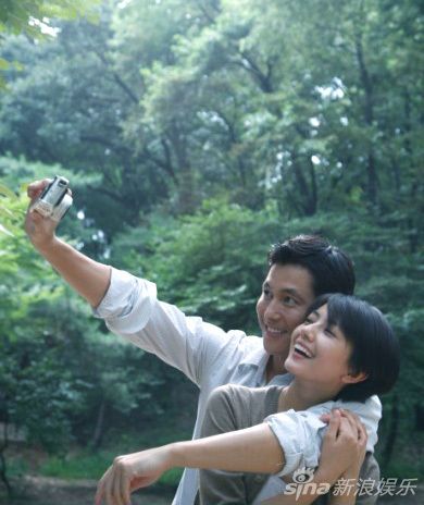 高圆圆郑雨盛韩国拍写真 甜蜜似情侣_湖北娱乐