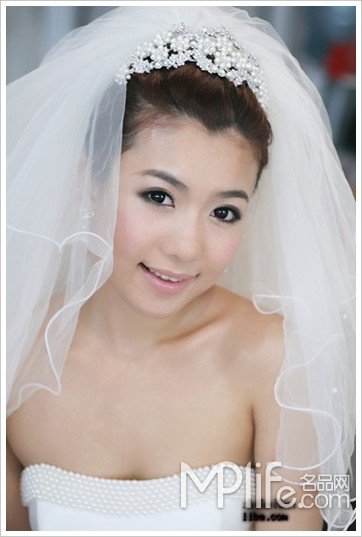 让脸变小的新娘妆容发型(图)