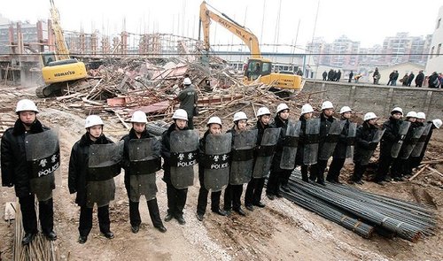 武昌城管强拆7层违建楼 现场又现盾牌阵(图)_湖