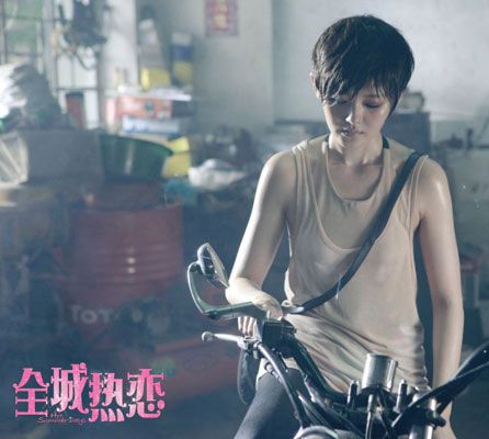 大S热辣短发夺眼球 <em>背心皮短裤</em>挑战性感尺度_