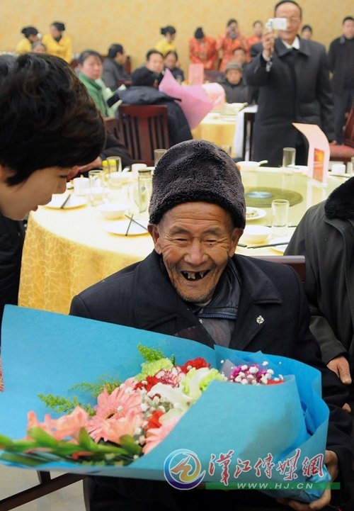 百岁老人成明星 长寿秘诀很简单_今日襄樊