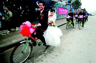 大学毕业来母校举办环保婚礼 租自行车接新娘