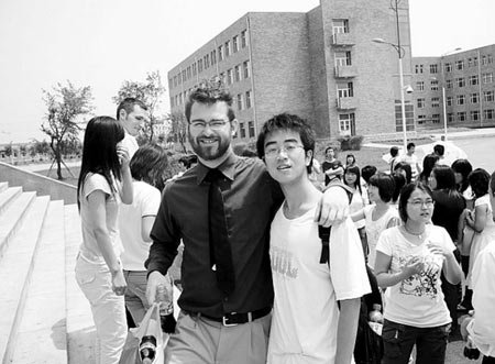 大学生黄船钉救落水儿童牺牲_校园主题班会